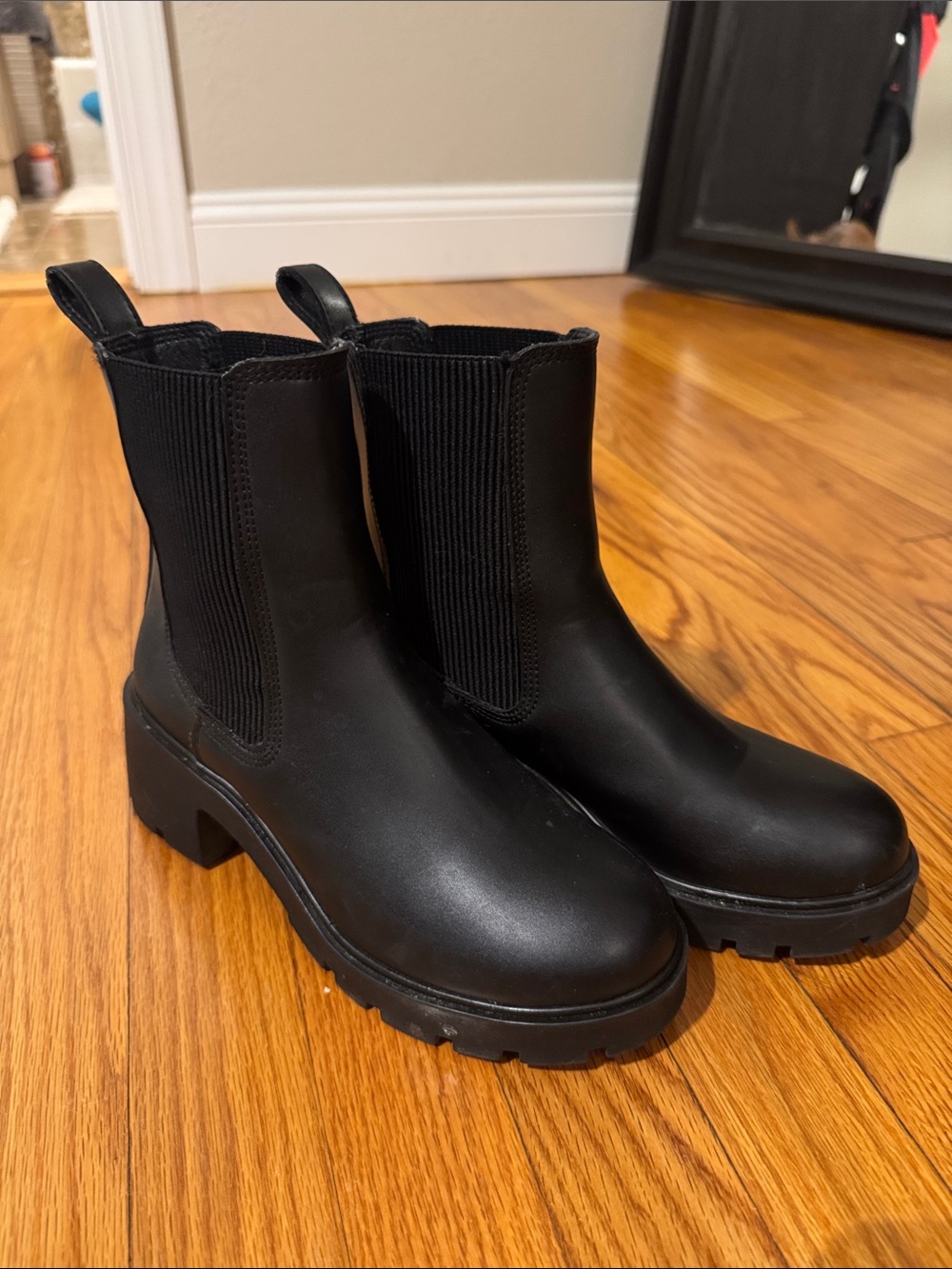 Steve Madden Classic Black Chelsea Lug Boot - Women's Size 6.5